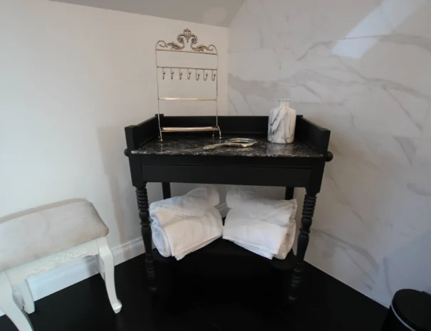 Espace salle de bain avec console et linge de toilette au Domaine de Champouteau, gîtes, maison d’hôtes et chambres d’hôtes au style raffiné