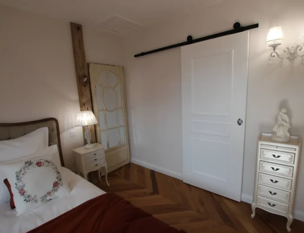 Chambre romantique porte coulissante et décoration vintage Domaine de Champouteau