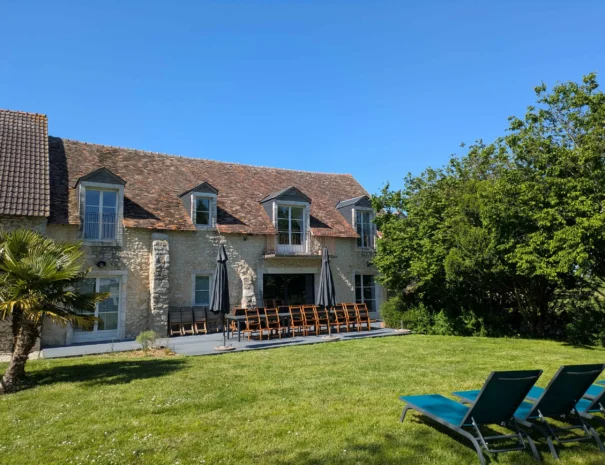 terrasse conviviale du Domaine de Champouteau idéale pour séjours en groupe