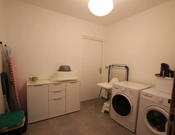 buanderie équipée avec lave-linge et sèche-linge dans le gîte La Bergerie au Domaine de Champouteau