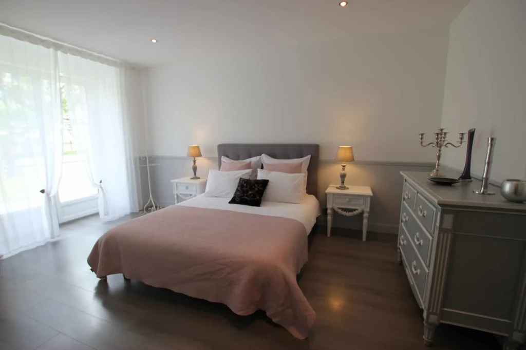 chambre double confortable du gîte La Bergerie au Domaine de Champouteau