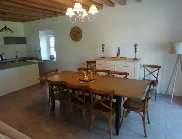 Salle à manger conviviale du gîte au Domaine de Champouteau, gîtes de charme pour séjours en famille ou entre amis