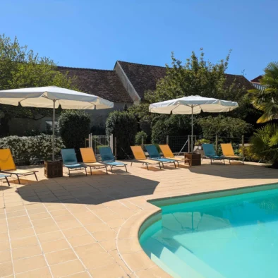 plage aménagée autour de la piscine du Domaine de Champouteau