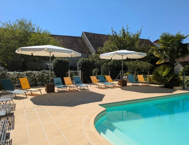 plage aménagée autour de la piscine du Domaine de Champouteau